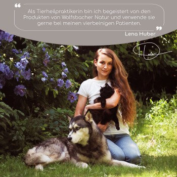 Eine Person, die einem Tropfer mit Flüssigkeit zwei neugierigen Hunden verabreicht, einem grau-weißen und einem weißen, mit Dosierungsanweisungen an der Seite.