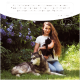 Eine Person, die einem Tropfer mit Flüssigkeit zwei neugierigen Hunden verabreicht, einem grau-weißen und einem weißen, mit Dosierungsanweisungen an der Seite.