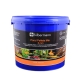 Blauer Behälter mit Silbermann Teichpellets-Mix, 6 mm, für Koi und Gartenteichfische, 5000 ml, mit bunten Fischen und Wasserpflanzen auf dem Etikett.