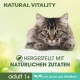 Nahaufnahme einer ruhenden getigerten Katze mit grünen Blättern, mit dem Text: "NATÜRLICHE Vitalität," "HERGESTELLT MIT NATÜRLICHEN ZUTATEN," und "Erwachsene 1+."
