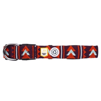 Bunter Hundehalsband mit einem geometrischen Muster in Rot, Orange und Blau, mit "Woolly Wolf"-Logo und Recycling-Symbol.