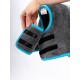Eine Hand hält einen grauen Haustiermantel mit blauen Akzenten, mit schwarzen Klettverschlüssen und einem Etikett, das Produktdetails zeigt.