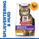 Hill's Science Plan kattenvoer zak met een tabby kat, gelabeld 'Gevoelige Maag & Huid' met kip, en 'Aanbevolen door dierenarts.'