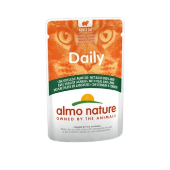 Beutel mit Almo Nature Daily Katzenfutter für erwachsene Katzen, mit einem lebhaften orangefarbenen Hintergrund und dem Gesicht einer Katze, sowie Text in mehreren Sprachen.