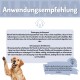 Nahaufnahme des Gesichts eines Hundes mit blauen Augen neben ALPHAZOO Müllsäcken mit der Aufschrift 'puppsäckchen' und dem Text ''CAUSE SH!T HAPPENS!' darüber.
