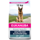 Eukanuba Hundefutterbeutel für Deutsche Schäferhunde, 12 kg, mit einem sitzenden Deutschen Schäferhund auf einem grasbewachsenen Weg, beschriftet mit "Rassenspezifisch" und "AB 1 JAHR."