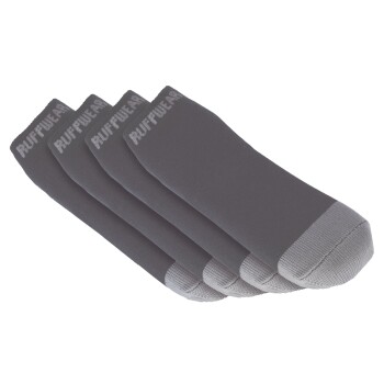 Vier Paare grauer Haustiersocken mit einer hellgrauen Zehenpartie, mit dem Text "RUFFWEAR" am Bund.
