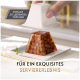 Hand hebt Form von pyramidalen Tier-Gelee-Portionen auf einem Teller; sichtbarer Text: 'EINFACH ZU LEERENDES TÖPCHEN, SERVIERERLEBNIS'.