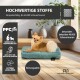 Ein kleiner Hund ruht auf einem türkisfarbenen Haustierbett in einem modernen Wohnraum, mit Text, der die Haltbarkeit, Atmungsaktivität und Umweltfreundlichkeit des Bettes hervorhebt.