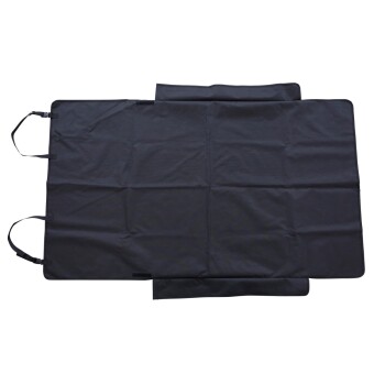 Schwarze rechteckige Autositzabdeckung für Haustiere mit verstellbaren Gurten und faltbaren Seiten, zum Schutz des Fahrzeugs.