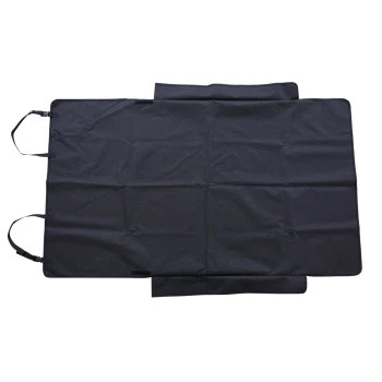 Schwarze rechteckige Autositzabdeckung für Haustiere mit verstellbaren Gurten und faltbaren Seiten, zum Schutz des Fahrzeugs.