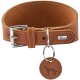Breites braunes Lederhalsband für Hunde mit Metallschnalle und D-Ring, rundem Lederanhänger mit geprägtem Hundemotiv und Metallplatte mit der Aufschrift „HUNTER“.