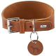 Breites braunes Lederhalsband für Hunde mit Metallschnalle und D-Ring, rundem Lederanhänger mit geprägtem Hundemotiv und Metallplatte mit der Aufschrift „HUNTER“.