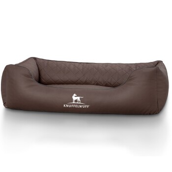 Braunes Hundebett mit gestepptem Design und erhöhten Rändern, mit dem Logo 'KNUFFELWUFF' deutlich sichtbar.