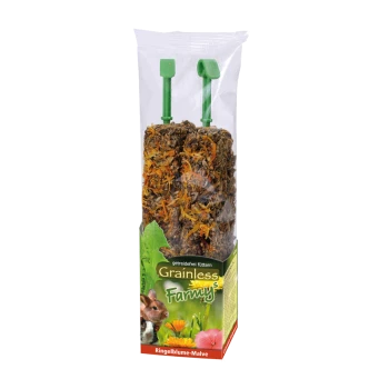 Zwei getreidefreie Haustierleckerlis in einer durchsichtigen Verpackung, beschriftet mit "Grainless Farmy's" und Zutaten wie Ringelblume und Malve.