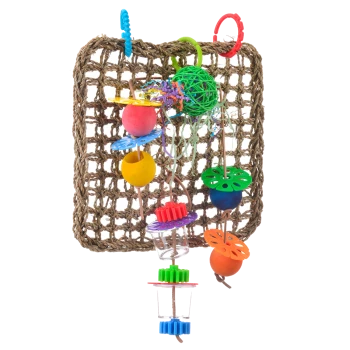 Buntes Vogelspielzeug mit einer gewebten Basis aus Naturfasern und verschiedenen hängenden Elementen, darunter Bälle und Blumenformen.