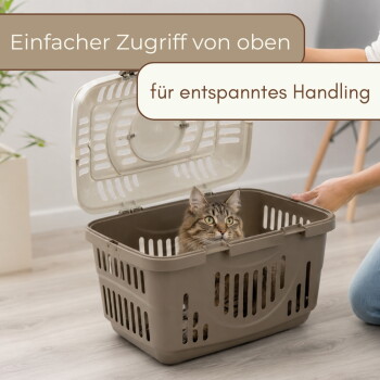 Getigerte Katze in brauner Transportbox mit oben offenem Deckel, Hände öffnen die Klappe; deutscher Text: 'Einfacher Zugriff von oben' 'für entspanntes Handling'.