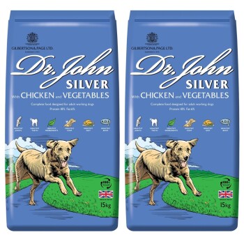 Dr. John Silver Hundefutterbeutel, 15 kg, mit Hühnchen und Gemüse. Behauptet, vollständige Ernährung mit 18 % Protein und 6 % Fett zu bieten.
