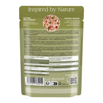 Achterkant van groen catz finefood kattenvoerzakje met 'Inspired by Nature', afbeelding van een bakje, ingrediëntenlijst, streepjescode en QR-code