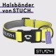 Gelbes Haustierhalsband mit einer schwarzen Schnalle und einem Anhänger, der "Vegan" von STUCH liest, mit dem Markenlogo.