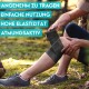 Eine Person auf Gras wickelt sich einen schwarzen elastischen Verband um das Knie, mit blauem Text: "BEQUEM," "EINFACH ZU BENUTZEN," "HOHE ELASTIZITÄT," "ATMUNGSAKTIV."