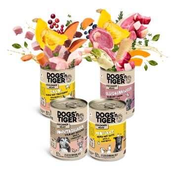 Vier Dosen DOGS'n TIGER Haustierfutter, mit Geschmacksrichtungen wie Huhn mit Pute, Rind mit Lamm und Ente mit Apfel, umgeben von frischen Zutaten.
