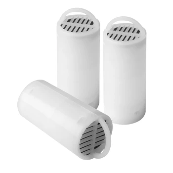 Kohlefilter, 3er Pack Drei weiße Wasserfilterpatronen für Haustiere mit geschlitzten Oberseiten, entworfen, um sauberes Wasser für Haustiere zu erhalten.