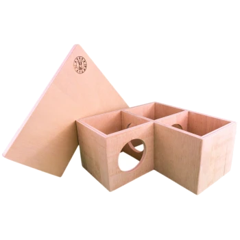 Holzspielzeugpuzzle für Haustiere mit einem dreieckigen Deckel und vier Fächern, entworfen für kleine Tiere zur Anregung von Spiel und geistiger Aktivität.
