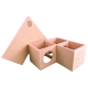 Holzspielzeugpuzzle für Haustiere mit einem dreieckigen Deckel und vier Fächern, entworfen für kleine Tiere zur Anregung von Spiel und geistiger Aktivität.
