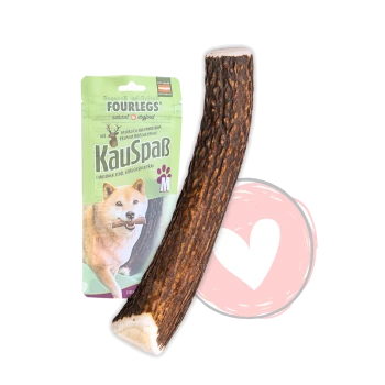 Langes Hirschgeweih-Kauprodukt mit grüner FourLegs 'KauSpaß'-Verpackung, die einen Hund und ein M-Größen-Symbol zeigt.