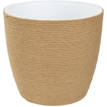 Ein runder, beiger, aus Seil geflochtener Futter- oder Pflanztopf mit einem glatten weißen Innenraum.