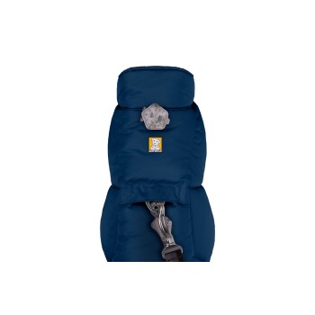 Eine blaue Hundejacke mit einem Ruffwear-Logo und einem Metallclip zur Leinenbefestigung, entworfen für den Komfort und die Wärme des Haustiers.