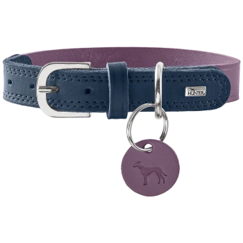 Navyblaues Lederhalsband mit lila Innenfutter, silberner Schnalle und D-Ring, rundem lila Anhänger mit Hundemotiv und 'HUNTER'-Logo.