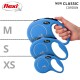 Laisse rétractable pour chien Flexi bleue en trois tailles (XS, S, M) affichée avec une main tenant la taille M, étiquetée "NEW CLASSIC CORDON."