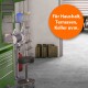 Eine grüne Werkbank mit Werkzeugen, einem schwarzen Hocker und Aufbewahrungsbehältern in einer Garage. Text: "Für Haushalt, Terrassen, Keller uvm."