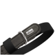 Nahaufnahme eines grauen Lederhalsbands mit schwarzem Riemen, silbernem D-Ring und Metallanhänger mit der Marke 'HUNTER'.