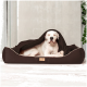 Ein großer weißer Hund, der bequem in einem braunen Haustierbett ruht, teilweise mit einer passenden Decke bedeckt, in einem modernen Innenraum.