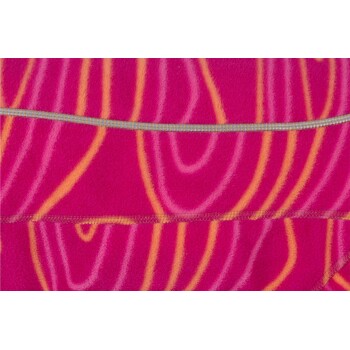 Eine Nahaufnahme eines lebhaften pinken Fleece-Stoffes mit orangefarbenen und gelben wellenförmigen Mustern, die eine genähte Naht zeigt.