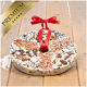 Ein runder Vogelfutterkranz mit einem roten Band, der verschiedene Samen und getrocknete Früchte enthält, mit der Aufschrift "PREMIUM" in Gold.