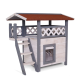 Holzhaustierhaus mit schrägem Dach, Balkon und Treppe, mit einem Fenster und Gitterdesign. Ideal für kleine Haustiere.