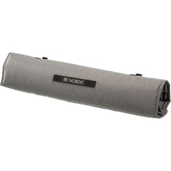 Grau rollbare Haustierliege mit einem schwarzen Riemen, der an der Seite mit "BE NORDIC" beschriftet ist, entworfen für Komfort und Tragbarkeit.