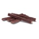 Stos żujących, ciemnobrązowych przysmaków dla psów w kształcie cienkich patyków, idealnych na przekąski dla zwierząt.