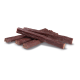 Ein Haufen kaubarer, dunkelbrauner Hundeleckerlis in Form von dünnen Stäbchen, ideal für Snacks für Haustiere.