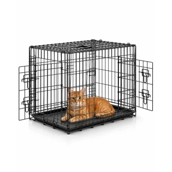 Orangegetigerte Katze liegt in einem schwarzen Metall-Drahtkäfig auf einem herausnehmbaren Kunststoffboden, Seiten- und Vordertüren geöffnet, weißer Hintergrund.