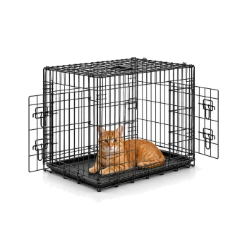 Orangegetigerte Katze liegt in einem schwarzen Metall-Drahtkäfig auf einem herausnehmbaren Kunststoffboden, Seiten- und Vordertüren geöffnet, weißer Hintergrund.