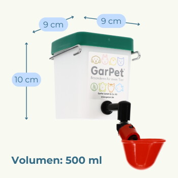 GarPet weißer Wasserspender mit grünem Deckel, schwarzer Tülle und rotem Trinkbecher; Maße 9×9×10 cm und Text: 'Volumen: 500 ml'