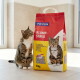 Chat tigré brun à côté d'un sac rouge et jaune de litière agglomérante FIT+FUN « KLUMP-STREU » 10 kg avec photo de chat.