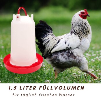 Weißer Kunststoff-Geflügeltränker mit rotem Sockel neben einem weiß-schwarzen Hahn auf Gras; Text: "1,5 LITER FÜLLVOLUMEN"