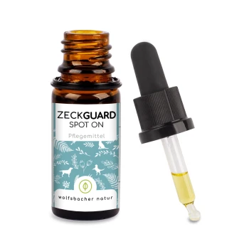 Flasche des Zeckenschutzprodukts Zeckguard Spot On mit einer Pipette, mit einem naturthemenbezogenen Etikett und dem Markennamen "wolfsbacher natur."
