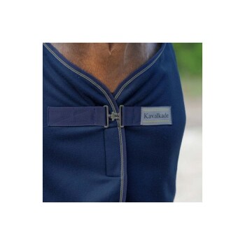 Nahaufnahme eines Pferdes, das eine marineblaue Fleece-Decke mit einem Kavalkade-Label und einem sicheren Frontverschluss trägt.